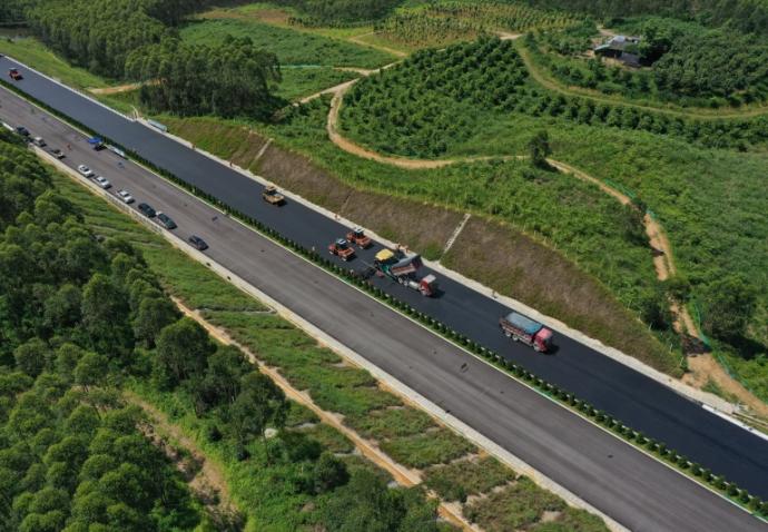 高速瀝青上面層試驗(yàn)段順利完成攤鋪